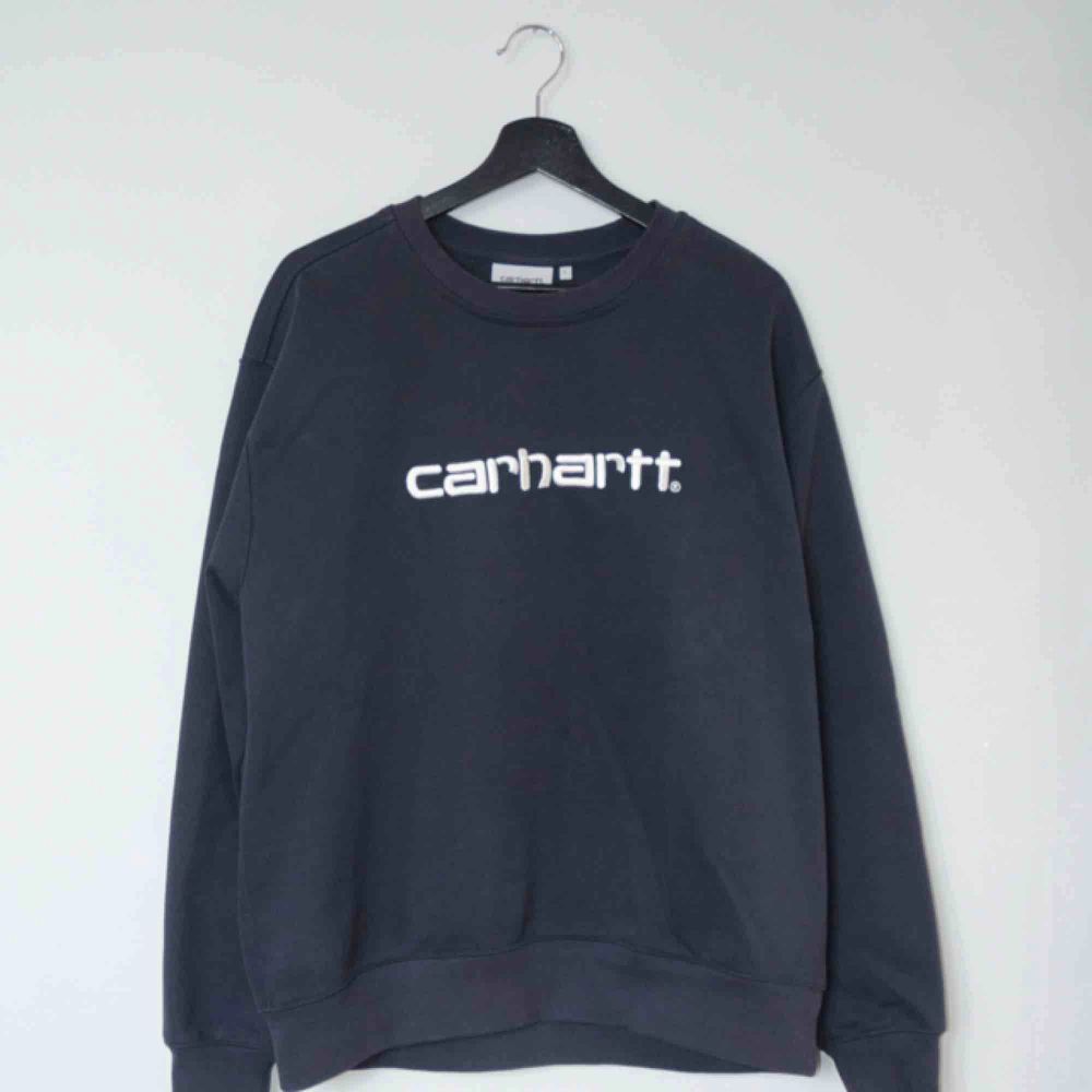 Säljer en Carhartt tröja i färgen navy wax. Suveränt komplement till Paccbet x Carhartt tröjan från SS18!  Size: Large Cond: 9/10 (gott skick utöver en liten fläck på magen, knappt tydlig vid användning). Tröjor & Koftor.