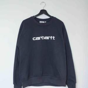 Säljer en Carhartt tröja i färgen navy wax. Suveränt komplement till Paccbet x Carhartt tröjan från SS18!  Size: Large Cond: 9/10 (gott skick utöver en liten fläck på magen, knappt tydlig vid användning)