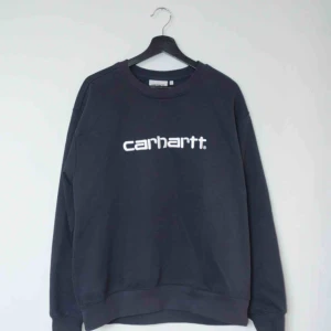  - Säljer en Carhartt tröja i färgen navy wax. Suveränt komplement till Paccbet x Carhartt tröjan från SS18!  Size: Large Cond: 9/10 (gott skick utöver en liten fläck på magen, knappt tydlig vid användning)