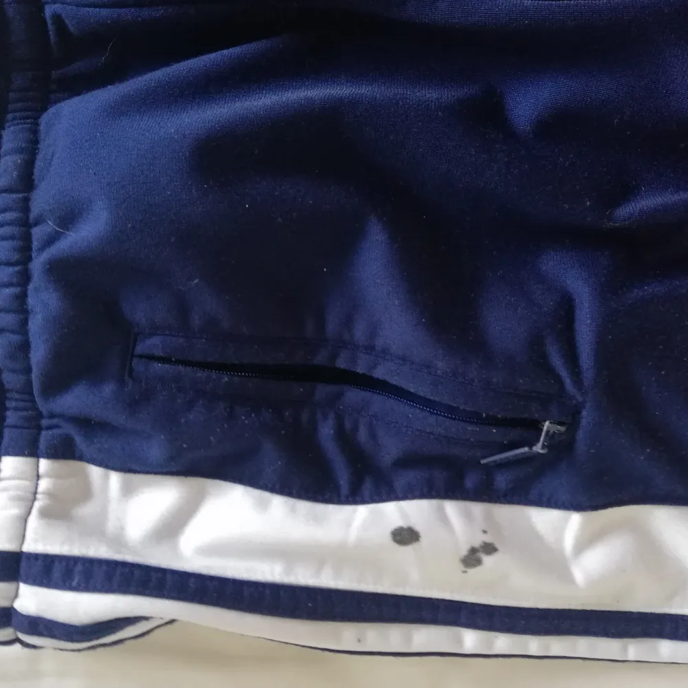 Säljer vidare dessa supersnygga adidas popperpants med knyt i midjan! Köpta här på plick men de passade inte riktigt tyvärr :( en liten fläck vid ena fickan (se bild 3) men i övrigt i fint skick :) kontakta mig för fler bilder eller frågor. Övrigt.