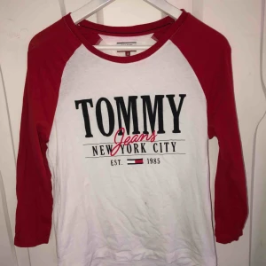  - Tommy hilfiger tröja med lite kortare ärm 