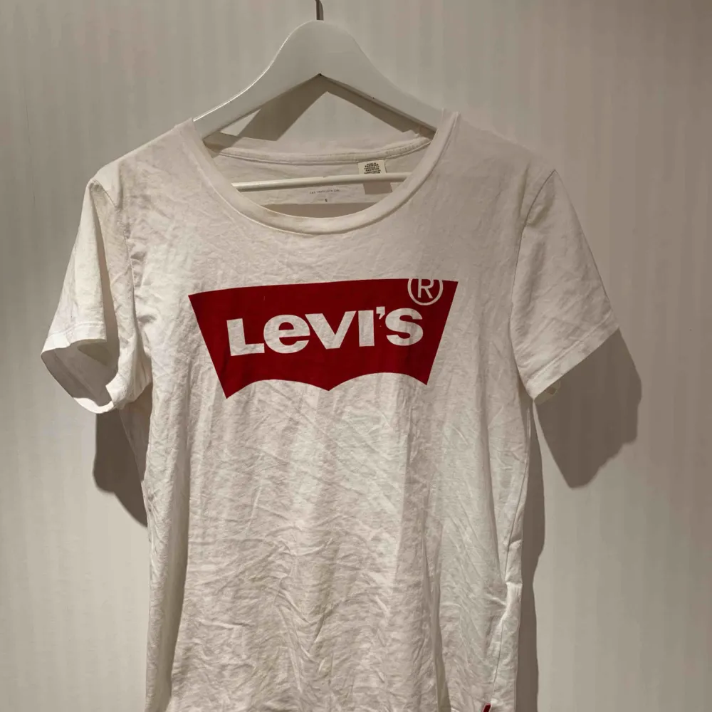 Levi’s t-shirt med rött tryck, sjukt prisvärd för kvalitén! ❣️✨   Priset inkluderar ej frakt. . T-shirts.
