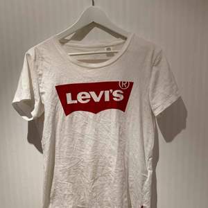 Levi’s t-shirt med rött tryck, sjukt prisvärd för kvalitén! ❣️✨   Priset inkluderar ej frakt. 