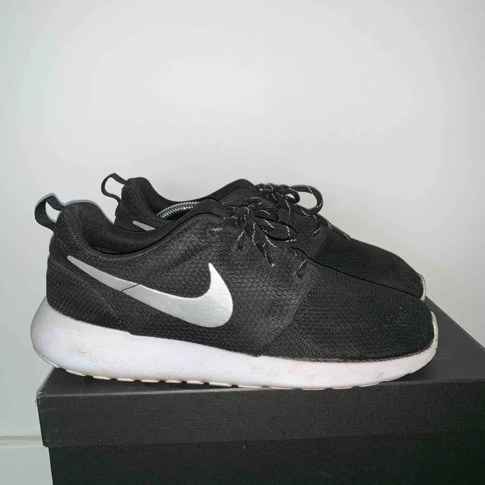 Fräscha Nike Roshe Sneakers Modell: Nike Roshe One Storlek: 39 Nypris: 799 kr Frakt tillkommer. Betalning via Swish. . Skor.