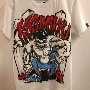  - Helt ny t-shirt från Kozumikku i storlek S. 30:- plus frakt 18:- = 48:- totalt. Skicka pm för frågor eller fler bilder.