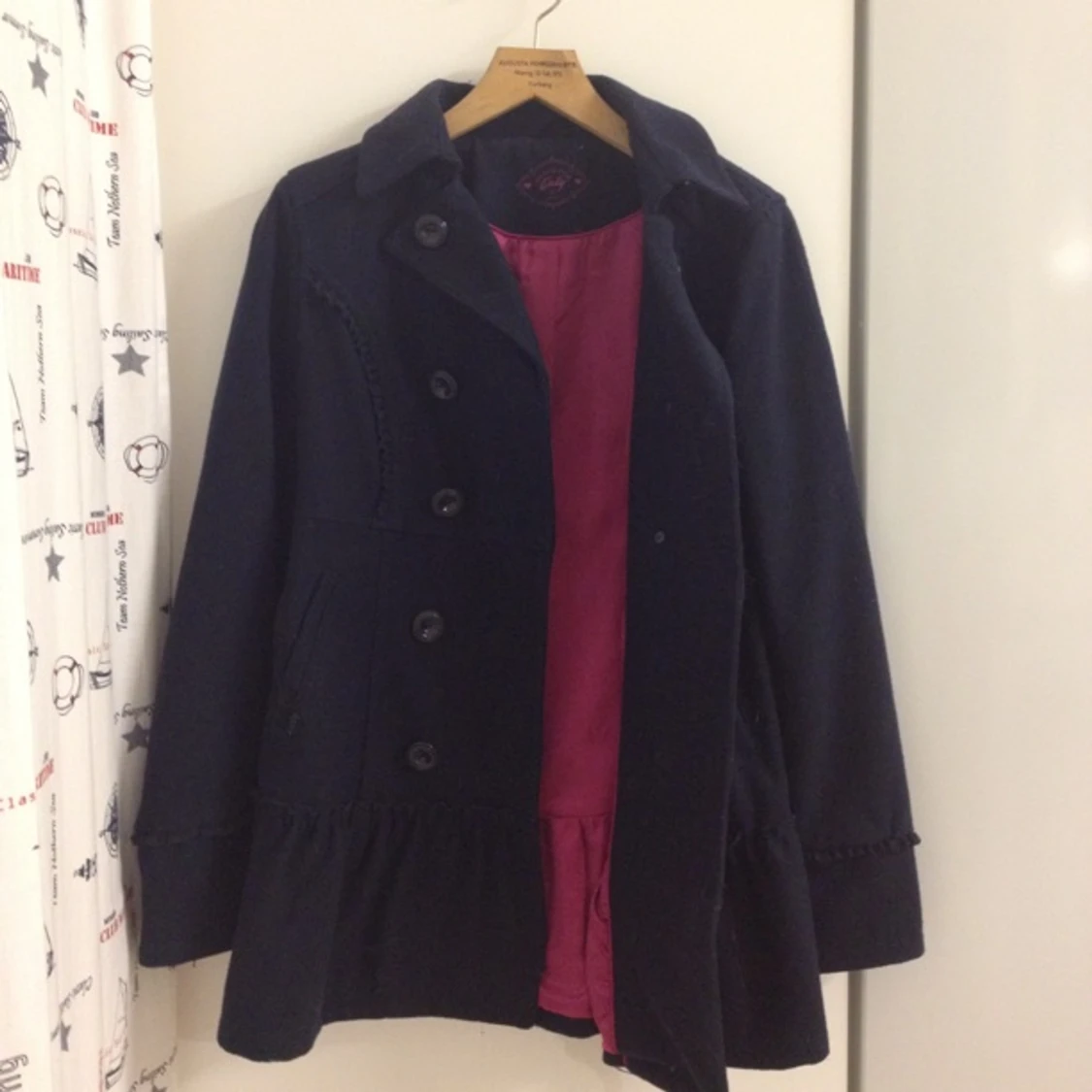 Söt UllKappa med volang och sydda detaljer fram och bak. Marinblå och Mörkrosa inuti. - 1398366739