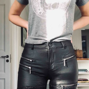  - Säljer mina skinnbyxor som är i bra skick, kommer aldrig till användning och har haft dom endast två gånger. Köparen står för frakt, kan också mötas upp vid vissa tillfällen.