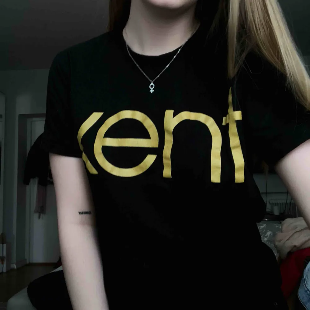 Kent-tröja med guldig text, köpt på avskedsturnén 2016. Fint skick!. T-shirts.