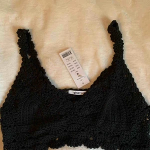  -  Helt oanvänd svart virkad topp från gina tricot, med prislappen kvar, kom aldrig till användning då den är lite för stor för mig, nypris 199 Möts i malmö annars frakt för 35 kr extra