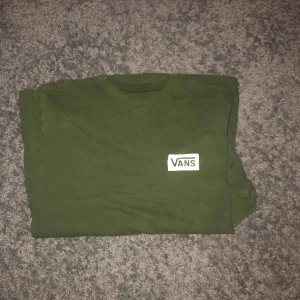  - Grön long sleeve Vans tröja löpt i London för 400kr. 