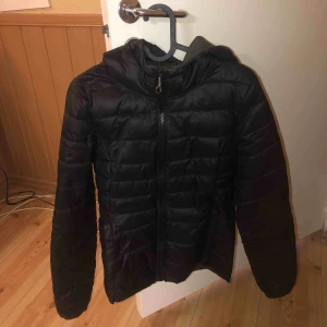  - En vanlig dunjacka i storlek S, priset kan diskuteras :) 