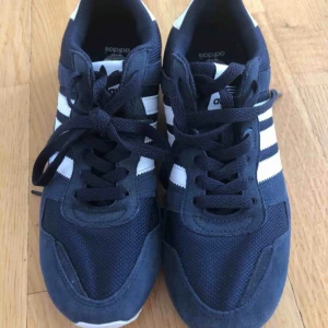  - Sneakers i fint begagnat skick Marinblå/Vita  Storlek 38 2/3