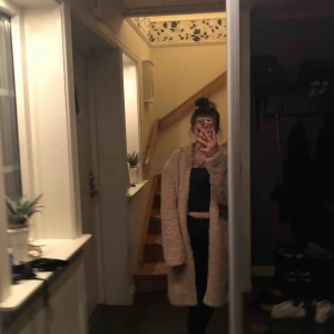  - supersnygg och gosig Teddy kappa. Perfekt nu till vår. Säljer pågrund av att den inte används så mycket! Frakt står köparen för