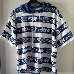  - Vintage t-shirt i fint skick. Storlek S men lite oversize och aningen kortare i modellen. Kan skickas om köparen står för frakten.