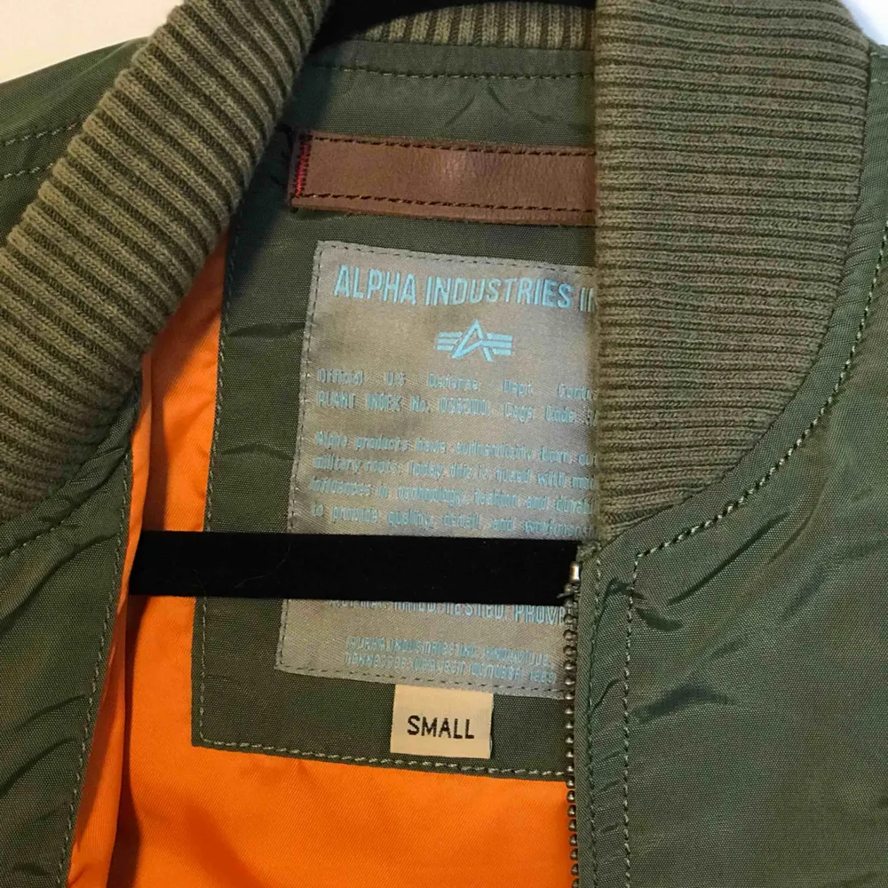 Alpha Industries MA-1 TT Bomberjacka, tunn bomberjacka storlek small. Knappt använd pga för liten, sitter som en S. Nypris 1700.. Jackor.