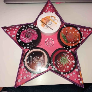  - Ett 5-pack body butter från The Body Shop! Helt ny och aldrig använts! Frakten står inte i priset!!! Säljer för använder inte sånt! <3