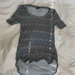  - Mönstrad tröja! Storlek xs från ginatricot , helt ny!