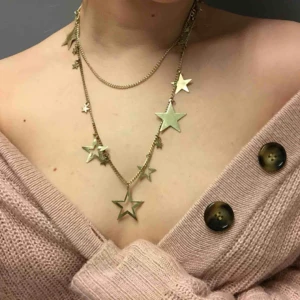  - Ett långt halsband med många olika stjärnor runt. Kan även snurra runt halsbandet två varv runt halsen. Använt skick, dock tycker jag just detta halsband ser snyggare ut i använt skick! Frakten är inräknad i priset. 