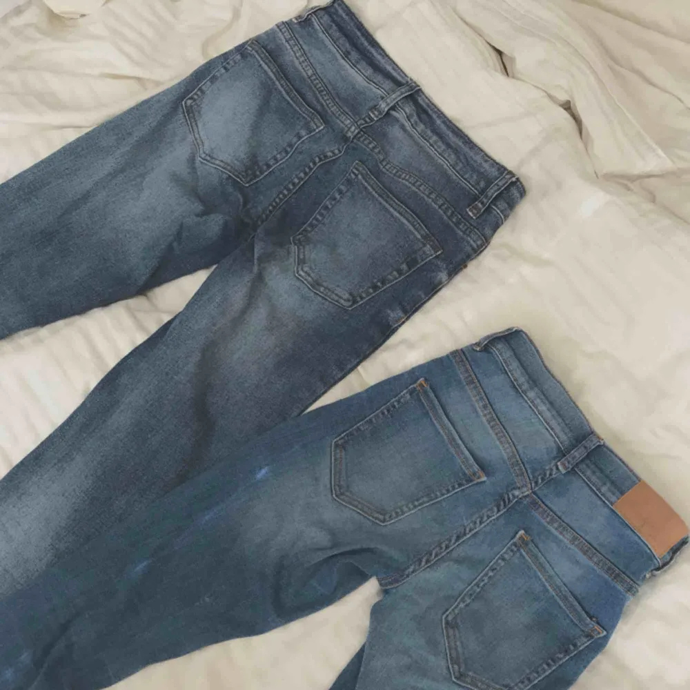 2 styckna stretchiga jeans. Lågmidjade modeller. Frakt tillkommer! Kolla gärna in mina andra plagg;). Jeans & Byxor.