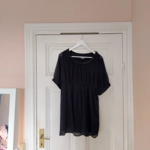  - Jättesöt svart klänning med pärlor kring halslinningen och ärmarna. I kortaste laget på mig som är 166cm. 100% polyester. Priset är inkl frakt, drar av kostnaden för frakt om du kan hämta i Stockholm✨