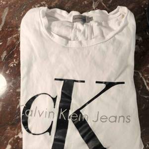 Äkta Calvin Klein T-shirt som aldrig kommer till användning! Simpel och passa till allt! Köpt för 600kr i nypris 