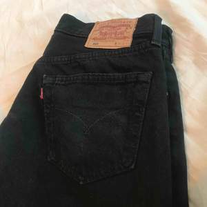 Ett par extremt par fina jeans från Levis! Tyvärr så är dom lite stora för mig:( men i väldigt bra skick!Köparen står för frakten💕