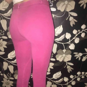  - Är 145/152 men passar som storlek 36. Ridbyxor Av märket CRW  Köparen står för frakten  Kan mötas upp i Uppsala 