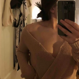  - As mysig och snygg stickad tröja. Den kan både användas som en mys tröja och/eller uppknäppt över t.ex. en bikini.