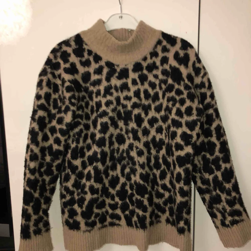 Såå fin leopard tröja från NA-KD🌟🌹 super fint skick!🌟. Stickat.
