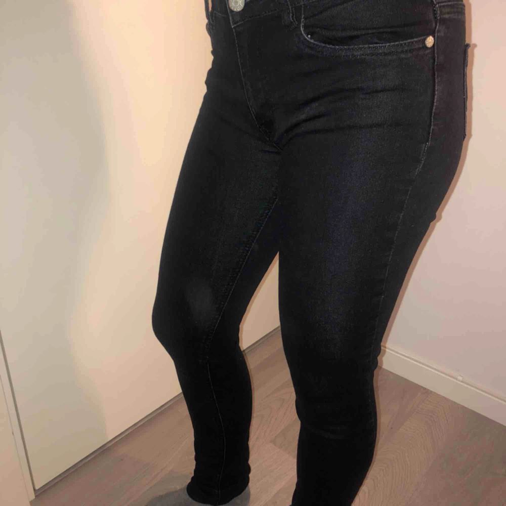 Skitsnygga, svarta, lågmidjade jeans från D-XEL. Använda fåtal gånger och i mycket bra skick!  . Jeans & Byxor.