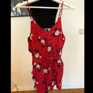  - Byxdress med justerbara axelband. Skickas mot fraktkostnad 39kr