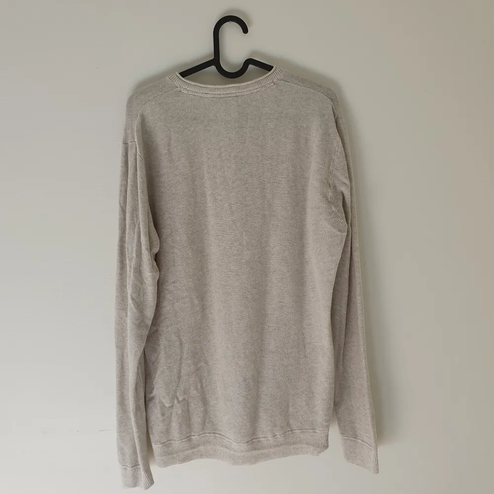 Härlig ljus stickad tröja inköpt på MQ, märke Visual Clothing Project. Bra skick! Köparen står för frakt 😊. Stickat.