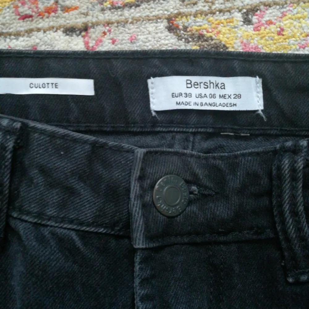 Grå/svarta culottes från bershka i storleken 38! Grymt snygga endast använda 1 gång! Bra o tjock jeans material. Straightleg / mom-jeans . Jeans & Byxor.