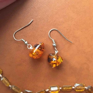  - Säljer handgjorda örhängen med ett matchande halsband som kan vridas två gånger runt halsen, eller bära som ett längre halsband. Frakten är inräknad i priset.  