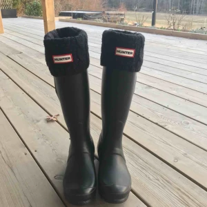 - Svarta matta hunters stövlar från Jackie, är sparsamt använda. Innersidan på ena stöveln har lite märken men annars perfekta. I priset ingår strumporna och en rengöringsspray från hunter som är använd en gång. Möts upp i slussen.