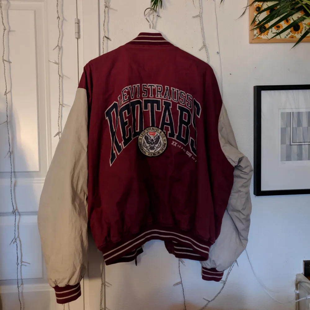 Incredibly cool Vintage Levis bomber jacket bought from my father in the 80's from Levis Flagship store in Stockholm. Well-kept and undamaged. I can meet up in Täby or ship them for free!. Jackor.
