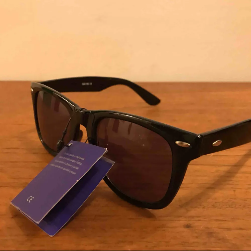 Nya solglasögon från Colorez i ”Wayfarer” modell, skickar med ett fodral från Colorez. Betalning sker enklast med Swish, skicka ett pm! 10:- plus frakt 9:- = 19:- totalt. Accessoarer.