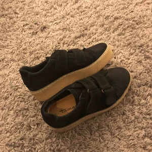  - Tamaris sneakers i storlek 37, bra skick, använd bara en gång