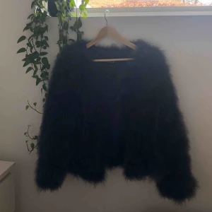  - Säljer min päls från Ella Copenhagen, använd 1-2 gånger jag säljer den eftersom den inte passar! Den är inköpt för ungefär 1500! Jag möts upp i Malmö! Frakten ingår inte i priset💖 