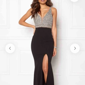  - Väldigt vacker aftonklänning som sitter jättesnyggt på kroppen 🔥Köpte den för balen men använde en annan klänning så denna hänger bara i skåpet. Prislappen är kvar.    Frakten är inkluderad i priset.  Köpt från Bubbleroom   Fler bilder kan skickas 😊