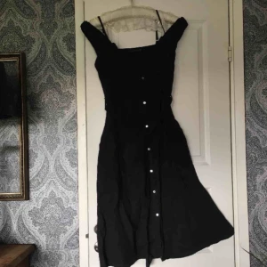 -  Svart linneklänning köpt här på Plick men som tyvärr passade inte på mig. Skulle nog säga att den är en väldigt liten 36, snarare 34. Den är off shoulder och mycket bra  skick.