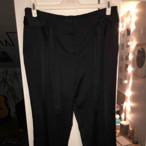  - Snygga kostymbyxor men knytning i midjan. Köparen står för frakten, kan mötas upp i Lund