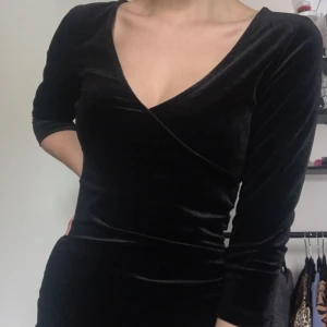  - Sammetsklänning med v-ringning. Sparsamt använd, frakt ingår