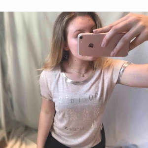  - T-shirt med text-tryck på👚 ✨ ”No rain No flowers” Aldrig använd. Lappen kvar.  (Nypris: vet ej)