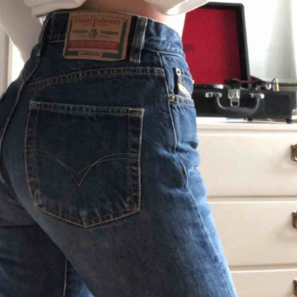 Magiska Diesel jeans!! Säljer då dom inte används så mycket som dom förtjänar </3 superskick! Raka i modellen, mom jeans stuk. Påminner om Levis 501 i passformen! Köparen står för frakten 🍻💓💞💖. Jeans & Byxor.