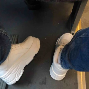  - Säljer dessa vita skor i storlek 38 (rätt så hög sula cirka 5-6cm) de är endast använda en gång så de är så gott som oanvända. Hojta till om du är intresserad💓 nypris: 599. Fraktar tyvärr inte dessa utan möts upp runtomkring stockholm