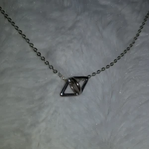  - Fint halsband, använt någon gång. Snyggt att kombinera med chokers & andra halsband. Frakt ej inkluderat.