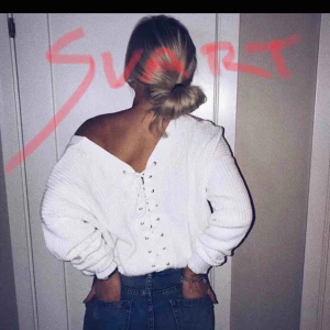  - Har denna stickade tröjan med snörning i svart. På bilden har Linn Ahlborg på sig samma tröja i vitt. Använd men inga fel på den. Fraktar mot delvis kostnad!