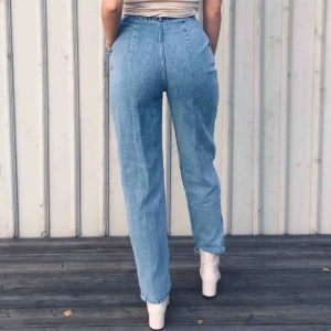  - Fina jeans som är aningen stora på mig då jag har väldigt smala lår. Bälte ingår💛