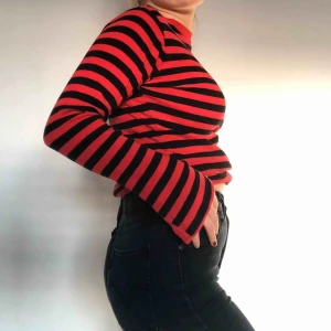  - Svart-röd randig tröja från Carlings. Den är lite tjockare och är perfekt nu till hösten !! Superfina detaljer på ärmarna :))